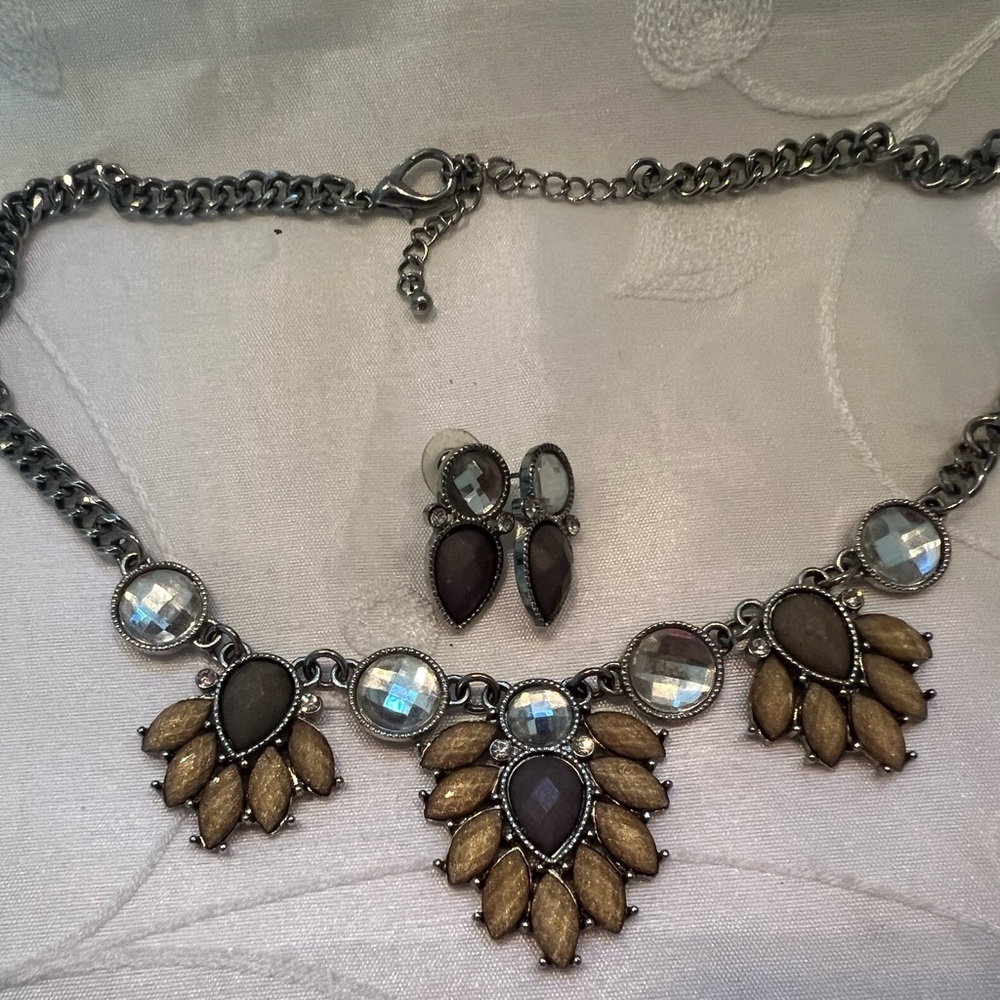 18 inch Flower Necklace with Purple grayish/yellow faux stones and crys… - Picture 7 of 10